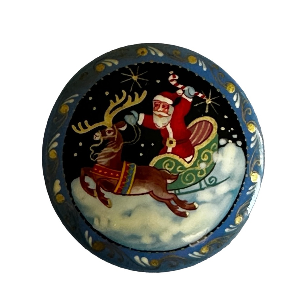 VINTAGE RUSSIAN BROOCH HAND PAINTED CHRISTMAS MOTIF